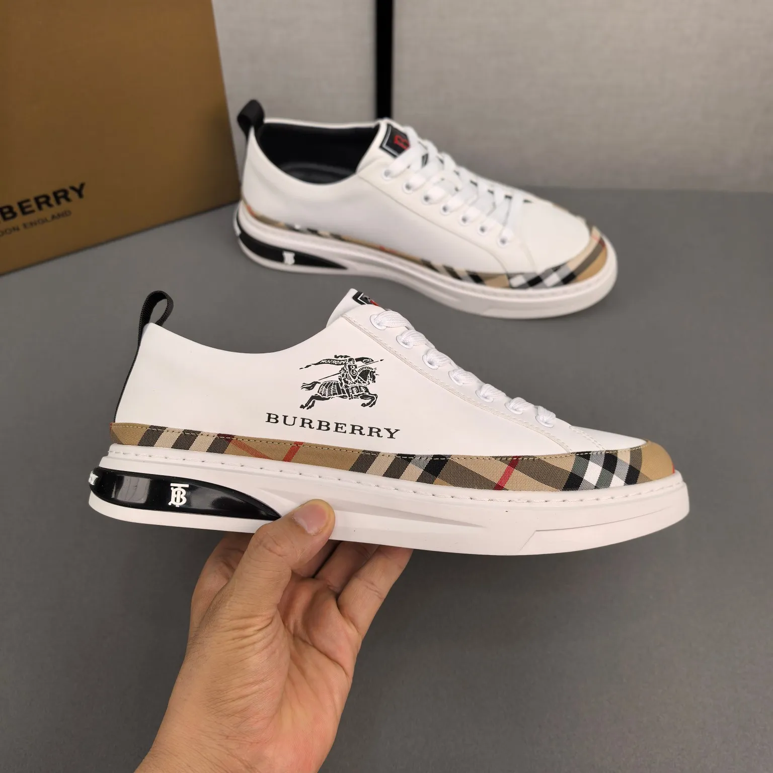 Burberry [Burberry] men's shoes 💰400💰. Fashionable sports and casual shoes, the upper is made of first-layer cowhide with plaid material, first-layer pigskin lining, and rubber outsole. Men's size 38-44.